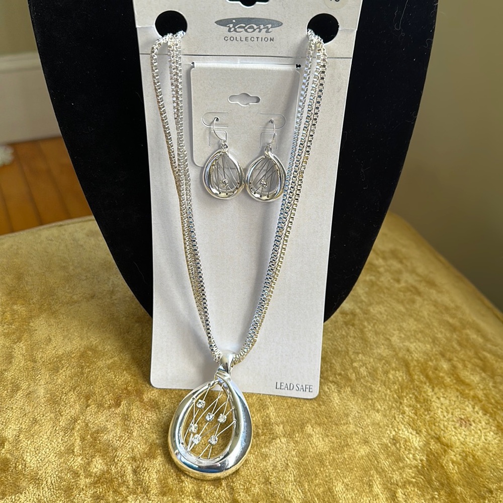 Icon collection, NEW 18 in. chain & earrings